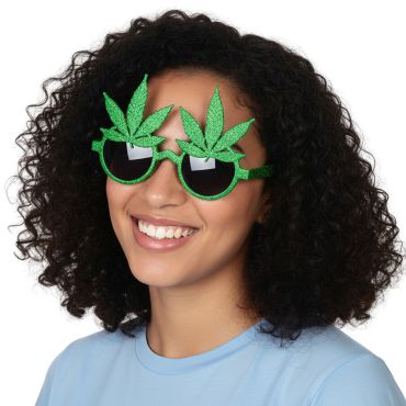 Lunettes vertes pailletées en forme de feuilles de cannabis | jourdefete.com Lunettes vertes pailletées en forme de feuilles de cannabis | jourdefete.com