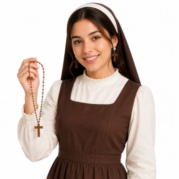 Femme souriante présentant un ensemble de bijoux religieux avec chapelet en bois et boucles d'oreilles croix | jourdefete.com