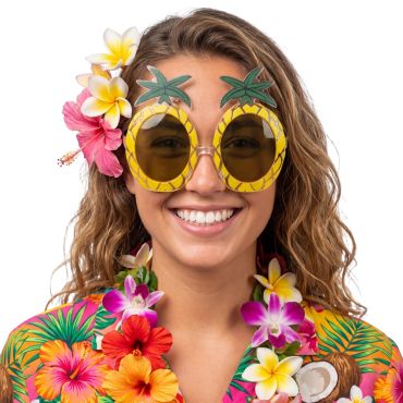 Femme souriante portant des lunettes jaunes en forme d'ananas avec une chemise hawaïenne et des colliers de fleurs tropicales | jourdefete.com Femme souriante portant des lunettes jaunes en forme d'ananas avec une chemise hawaïenne et des colliers de fleurs tropicales | jourdefete.com