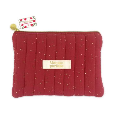 Pochette rouge en gaze de coton avec des points dorés et l'inscription Maman parfaite pour la fête des mères | jourdefete.com Pochette rouge en gaze de coton avec des points dorés et l'inscription Maman parfaite pour la fête des mères | jourdefete.com