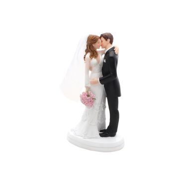 couple de mariés en résine qui s'embrasse