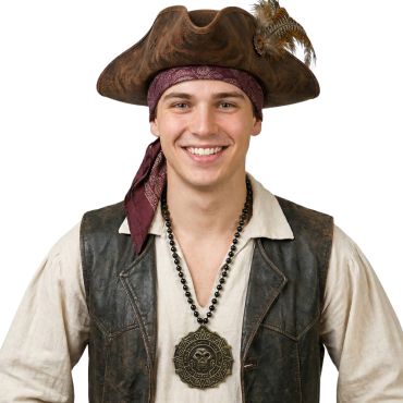 Homme souriant avec un collier avec un gros médaillon tête de mort doré et des perles noires | jourdefete.com