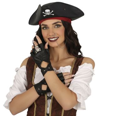 Femme déguisée en pirate portant un faux piercing reliant le nez à l'oreille par une chaîne et une bague tête de mort sur un gant noir | jourdefete.com