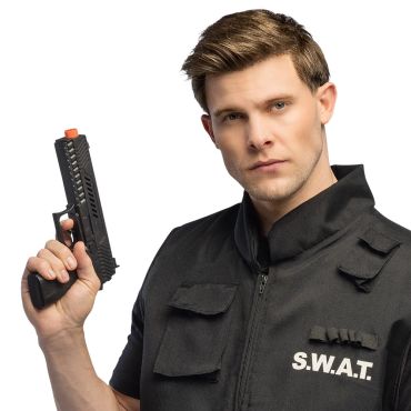 Homme déguisé en agent du SWAT tenant un pistolet automatique noir sonore en plastique | jourdefete.com