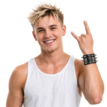 Homme souriant portant un bracelet large punk biker noir à pointes et têtes de mort | jourdefete.com