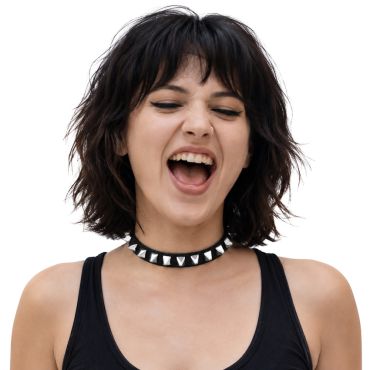 Femme chantant et portant un collier ras-du-cou punk noir orné de clous pyramides argentés | jourdefete.com Femme chantant et portant un collier ras-du-cou punk noir orné de clous pyramides argentés | jourdefete.com