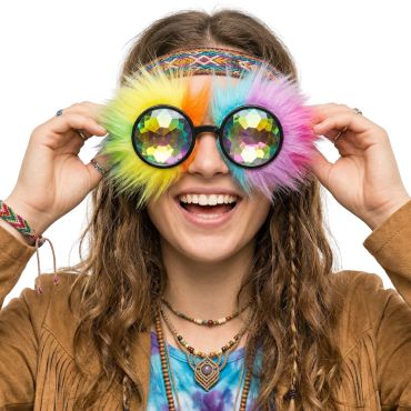 Femme souriante portant des lunettes kaléidoscope rondes avec une bordure en fausse fourrure arc-en-ciel | jourdefete.com Femme souriante portant des lunettes kaléidoscope rondes avec une bordure en fausse fourrure arc-en-ciel | jourdefete.com