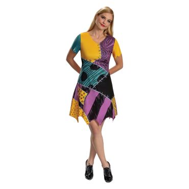 Femme posant avec la robe patchwork colorée à coutures apparentes du déguisement de Sally pour Halloween | jourdefete.com Femme posant avec la robe patchwork colorée à coutures apparentes du déguisement de Sally pour Halloween | jourdefete.com