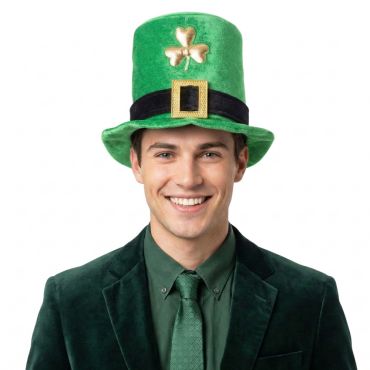 Homme déguisé avec un grand chapeau haut-de-forme vert de leprechaun décoré d'un trèfle doré | jourdefete.com