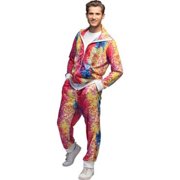 Homme portant un ensemble disco multicolore à effet pixelisé, style années 80, avec veste zippée et pantalon assorti.