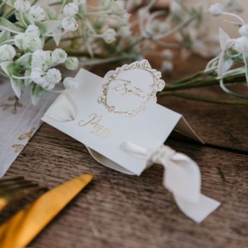 10 marque-places en papier FSC® - 8 x 6,5 cm - Collection Baptême Crème et Or