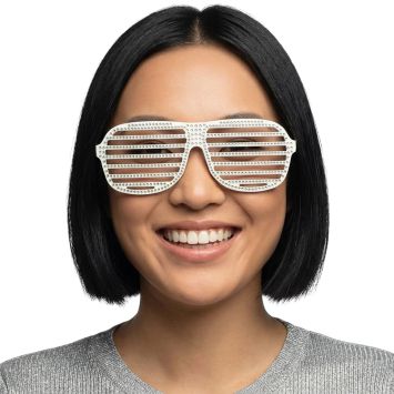 Femme souriante portant des lunettes à grilles festives décorées de strass | jourdefete.com