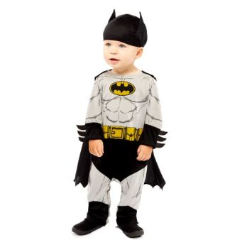 Bébé déguisé en petit super-héros avec combinaison grise et noire, logo chauve-souris jaune sur la poitrine, cape noire et bonnet assorti.