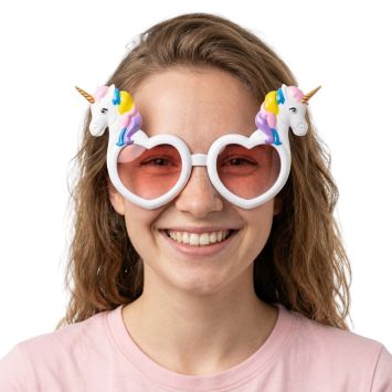 Femme souriante portant des lunettes de soleil blanches en forme de cœur ornées de petites licornes multicolores | jourdefete.com