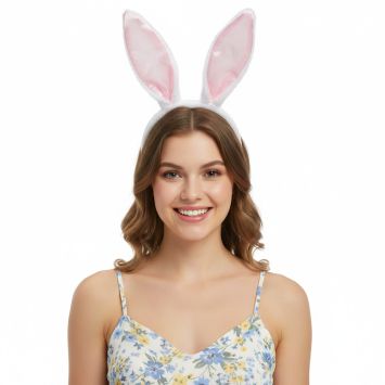 Serre-tête lapin à grandes oreilles porté par un modèle souriant | jourdefete.com