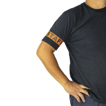 Brassard "Staff" orange et noir sur bras d’un membre d’équipe | jourdefete.com
