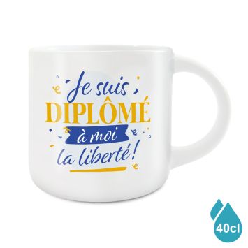 Grand mug blanc de 40cl avec lettrage bleu et or Je suis diplômé à moi la liberté et motifs festifs | jourdefete.com