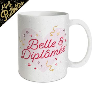 Mug blanc étincelant avec effet paillettes, motif cœur rose et texte rouge Belle et Diplômée entouré de confettis | jourdefete.com