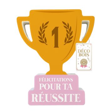 Trophée décoratif en bois avec coupe dorée numéro 1 et inscription Félicitations pour ta réussite, socle rose pour fêter l'obtention d'un diplôme | jourdefete.com