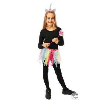 Fille déguisée en licorne arc-en-ciel avec tutu coloré et baguette magique | jourdefete.com