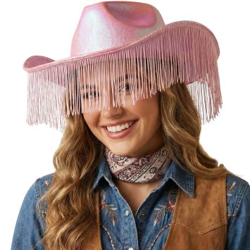 Jeune femme souriante portant un chapeau de cow-girl rose irisé avec de longues franges décoratives | jourdefete.com