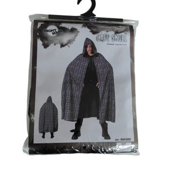 Avec cette cape ornée de têtes de mort, vous allez pouvoir vous balader tel un fantôme lors de la soirée d'Halloween | jourdefete.com