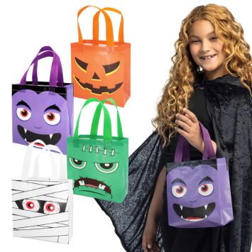 Assortiment de quatre sacs d'Halloween colorés avec motifs de monstres, vampire, momie et citrouille portés par une petite fille déguisée | jourdefete.com