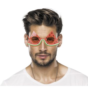 Homme portant des lunettes de soleil en forme de tranches de pastèque | jourdefete.com