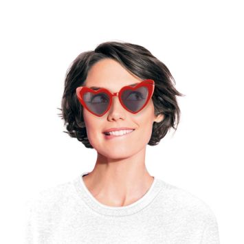 Jeune femme portant des lunettes fantaisie avec une monture épaisse en forme de cœur | jourdefete.com