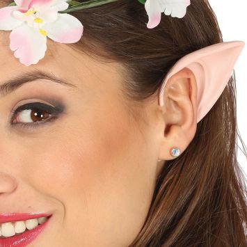 Femme portant une prothèse pointue de petite oreille d'elfe avec une couronne de fleurs | jourdefete.com