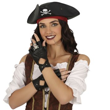 Femme déguisée en pirate portant un faux piercing reliant le nez à l'oreille par une chaîne et une bague tête de mort sur un gant noir | jourdefete.com