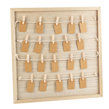 Plan de table en bois avec pinces et étiquettes, organisation élégante pour mariage | jourdefete.com