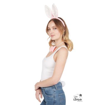Femme portant un set lapin 3 pièces avec oreilles roses, nœud papillon et queue pompon | jourdefete.com