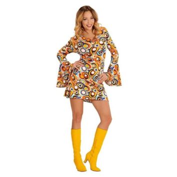 Femme portant une robe disco rétro à motifs circulaires orange, jaunes et bleus, avec manches évasées et bottes jaunes, style années 70.