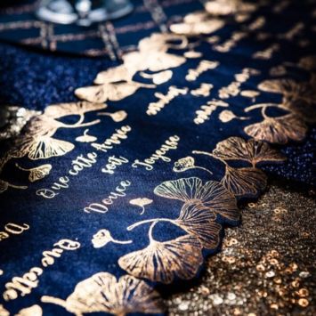 Ruban de Table en Satin Feuilles de Ginkgo Marine et Or