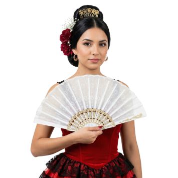 Femme en robe de flamenco rouge tenant un éventail espagnol Granada blanc en dentelle avec détails dorés | jourdefete.com