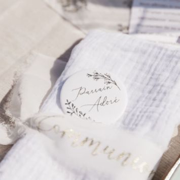 2 badges "Marraine Adorée / Parrain Adoré" FSC® - Diamètre 5 cm - Collection Communion Blanc et Or