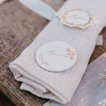 2 badges "Parrain / Marraine" FSC® - Diamètre 5 cm - Collection Baptême Crème et Or