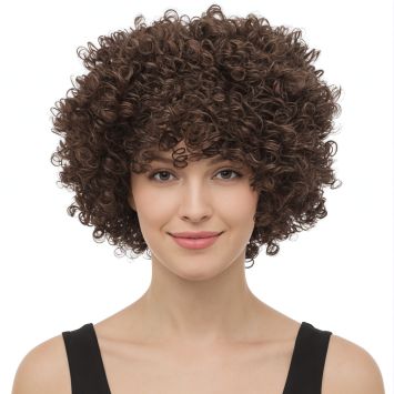 Femme portant une perruque volumineuse aux boucles serrées de couleur brune pour soirée à thème | jourdefete.com