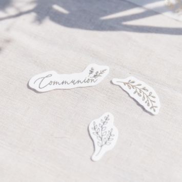 100 confettis en papier à parsemer FSC® - Collection Communion Blanc et Or