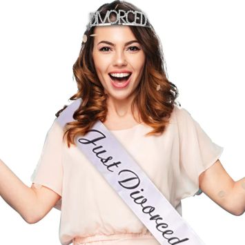 Une écharpe et une couronne pour célébrer un divorce | jourdefete.com