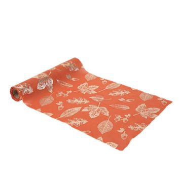 Un sublime chemin de table terracotta composé de feuilles d'automne dorées | jourdefete.com