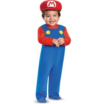Bébé portant un déguisement de Mario avec salopette bleue, haut rouge et casquette rouge à logo M.