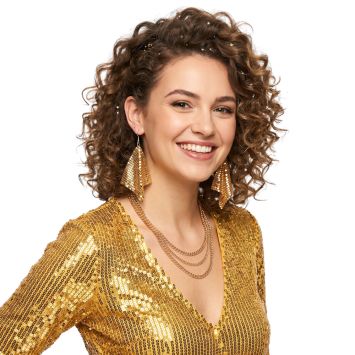 Femme souriante portant des boucles d'oreilles disco dorées en cotte de maille avec une robe à sequins assortie | jourdefete.com