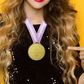 Médaille d'or humoristique - Collection Girls Club - Modèle au choix