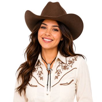 Femme souriante portant un collier avec une botte de santiag | jourdefete.com