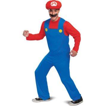 Homme portant une combinaison bleue, une fausse moustache et une casquette rouge pour incarner Mario Bross.