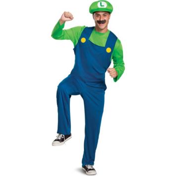 Homme déguisé en plombier avec salopette bleue, haut vert et casquette assortie marquée d’un L, moustache noire et pose dynamique.