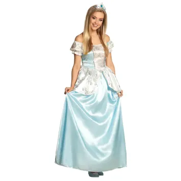 Femme déguisée en princesse avec une longue robe bleue satinée et un diadème, posant en tenant les côtés de sa jupe.