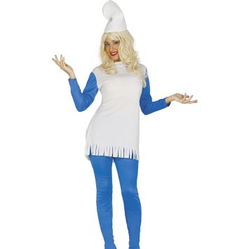 Femme souriante portant un déguisement de Schtroumpfette bleu et blanc vue de face, avec perruque blonde, bonnet pointu blanc et tunique à franges.